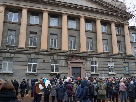Скандал в Петербурге: здание советской неоклассики не хотят признать памятником