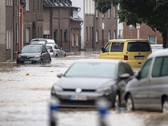 Пострадавшие от наводнения в Европе рассказали, как спасались на крышах