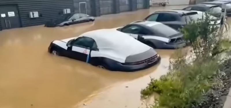 В Германии затопило автосалон с новыми Porsche (видео)