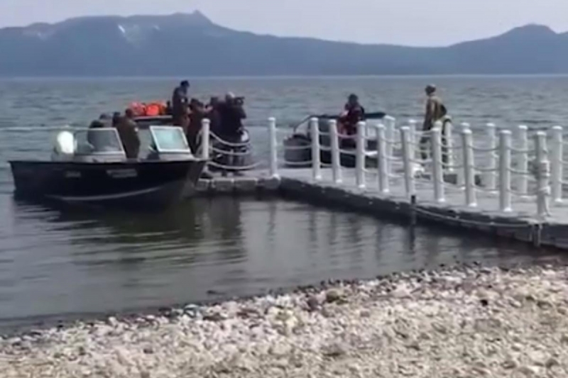 В России в озеро рухнул вертолет с туристами: главные подробности трагедии и возможная причина (видео)