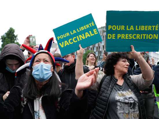Власти Франции вынуждают «санитарными пропусками» вакцинироваться от коронавируса