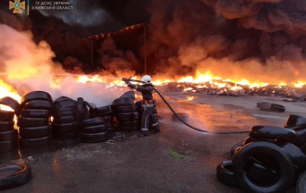 На Киевщине горел крупный склад покрышек