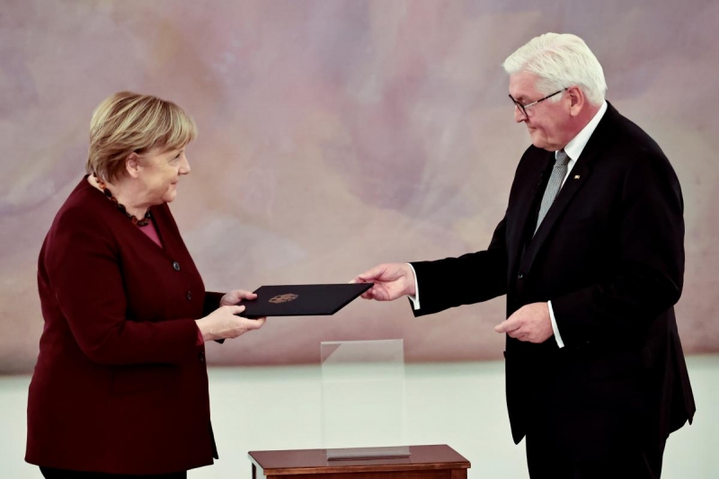 Меркель получила "свидетельство об увольнении" (фото, видео)