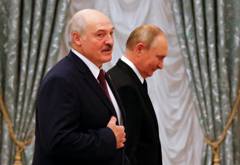 Путин и Лукашенко – "голые убийцы": в Чехии активисты заступились за Украину (фото)