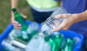 Опасные пластиковые бутылки: способы использования их в быту