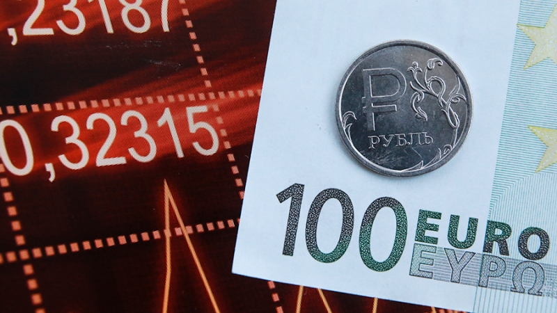 Евро упал до 85 рублей на заявлениях Кремля о планируемых США санкциях