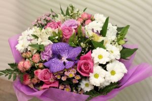 Рекомендации по доставке цветов любимой бабушке: идеи и советы