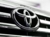 Toyota сохраняет контакт с российскими дилерами, но не спешит возвращаться официально
