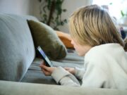 В каком возрасте можно дарить ребёнку смартфон на Новый год: врачи и психологи обсудили риски