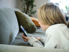 В каком возрасте можно дарить ребёнку смартфон на Новый год: врачи и психологи обсудили риски