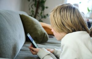 В каком возрасте можно дарить ребёнку смартфон на Новый год: врачи и психологи обсудили риски