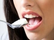 Микробиологи объяснили, что происходит с зубами после употребления сахара