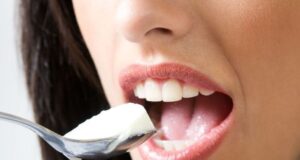 Микробиологи объяснили, что происходит с зубами после употребления сахара