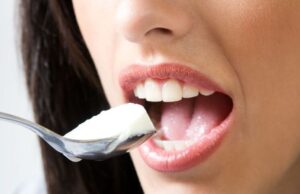 Микробиологи объяснили, что происходит с зубами после употребления сахара