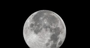 Стивен Хокинг: человечество погибнет, если не колонизирует Луну