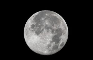 Стивен Хокинг: человечество погибнет, если не колонизирует Луну